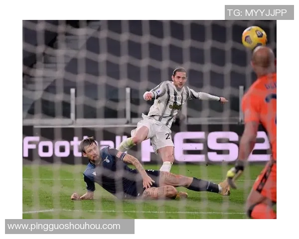 足球明星精彩瞬间大开脚踢球图片展示尽显运动魅力与激情